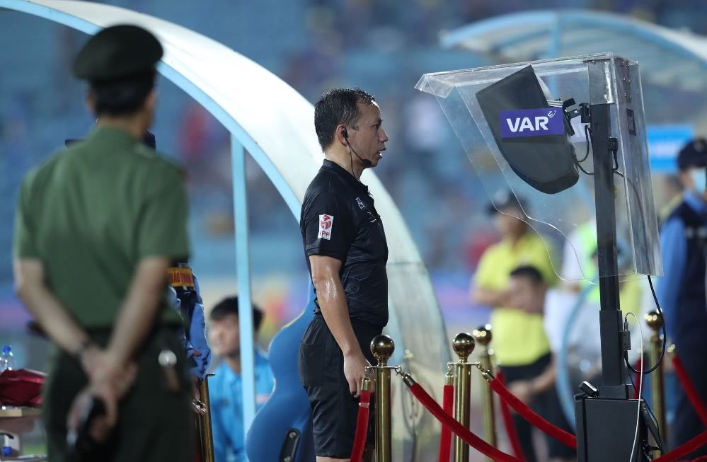 VAR sẽ trở thành một phần quan trọng của V-League 2023/24